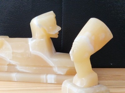 Sphinx und Nofretete aus Honigcalcit