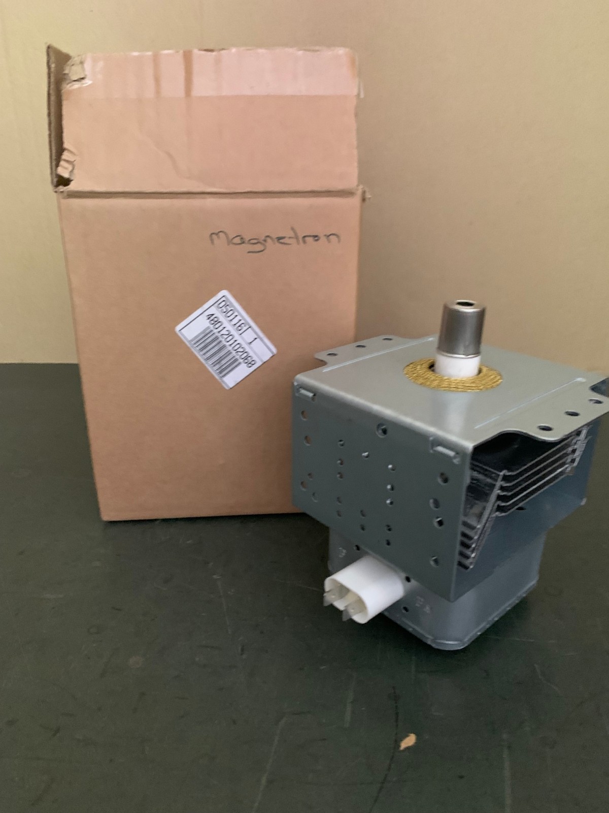 Magnétron micro-ondes Whirlpool 480120102068 pour cuisson rapide et homogène