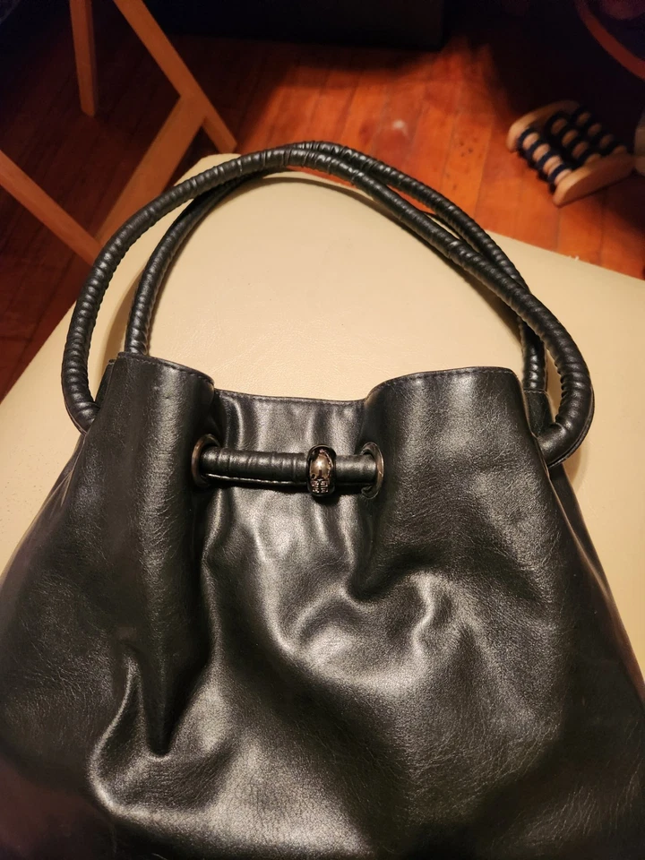 Bolso de Mano Perfumes Givenchy Negro.  Bolso de mano de piel sintética. 2 bolsillos internos. Foto 2 de 4