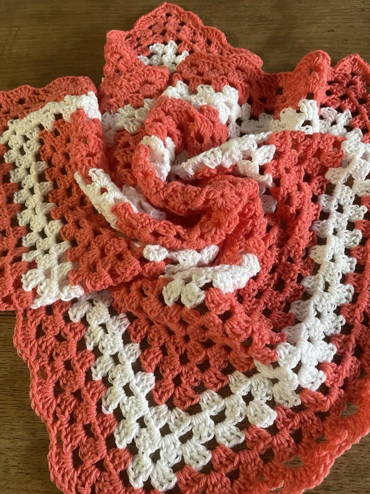 Manta/sombrero afgano bebé ganchillo hecho a mano. Unisex 27”x27” Hecho en Estados Unidos Foto 2 de 3