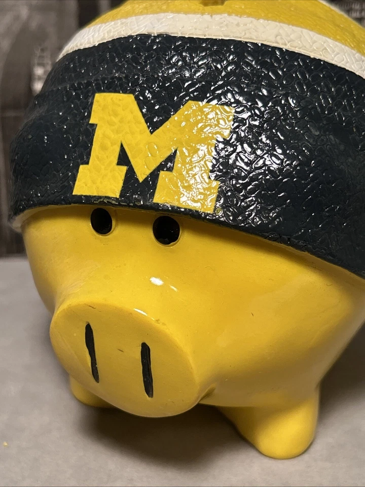 Michigan Wolverines Hucha Resina Cerdo en Poof Ball Sombrero Forever Coleccionables Foto 3 de 4