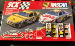 SCX Compact Nascar Tri-Oval Speedway 1:43 Slot Racing Set M Kenseth G Biffle