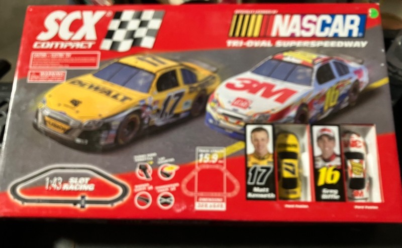 SCX Compact Nascar Tri-Oval Speedway 1:43 Slot Racing Set M Kenseth G Biffle