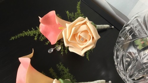 WEDDING FLOWERS FOUR x PEACH/IVORY FOAM CALLA LILY BRIDAL CORSAGE BUTTONHOLES. - Picture 6 of 9