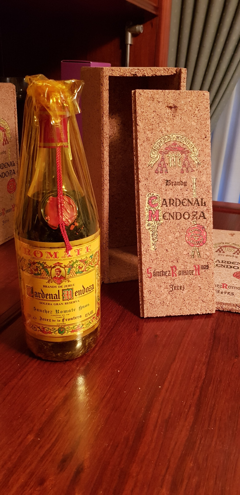 Botella Brandy cardenal mendoza con estuche (precio la unidad).
