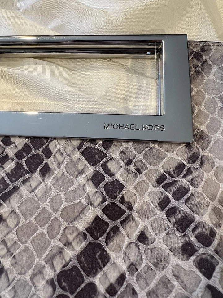 Bolso sin asas grande Michael Kors Berkeley gris perla piel de serpiente en relieve detalles plateados Foto 4 de 4