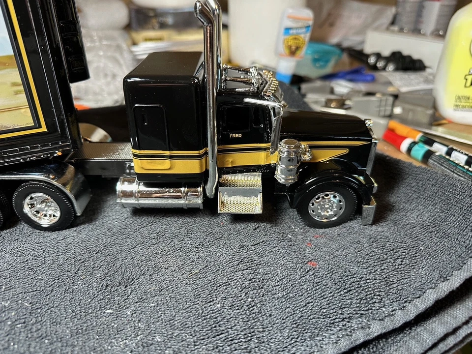 Smokey&the Bandit 1/32 tractor trailer - Image 4 of 4