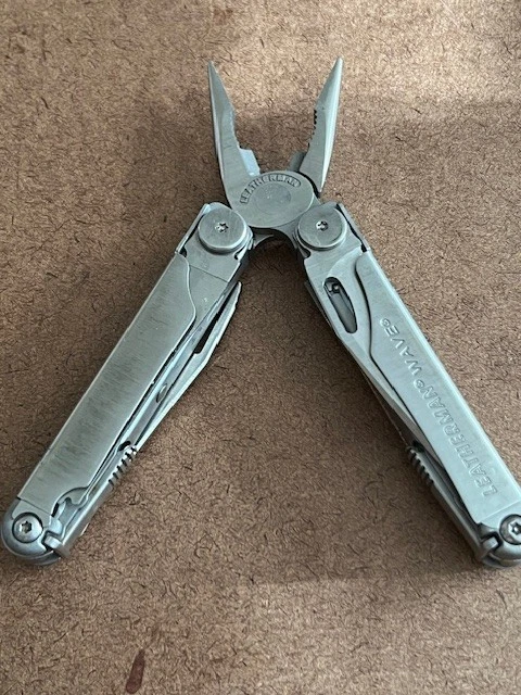 Multiherramienta Leatherman Wave plateada acero inoxidable retirada - excelente estado Foto 3 de 4