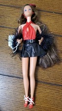 Muñeca Barbie Cara Steffi Extra Larga Pelo Rojo Oscuro Hispana Latina De Colección Boa Negra