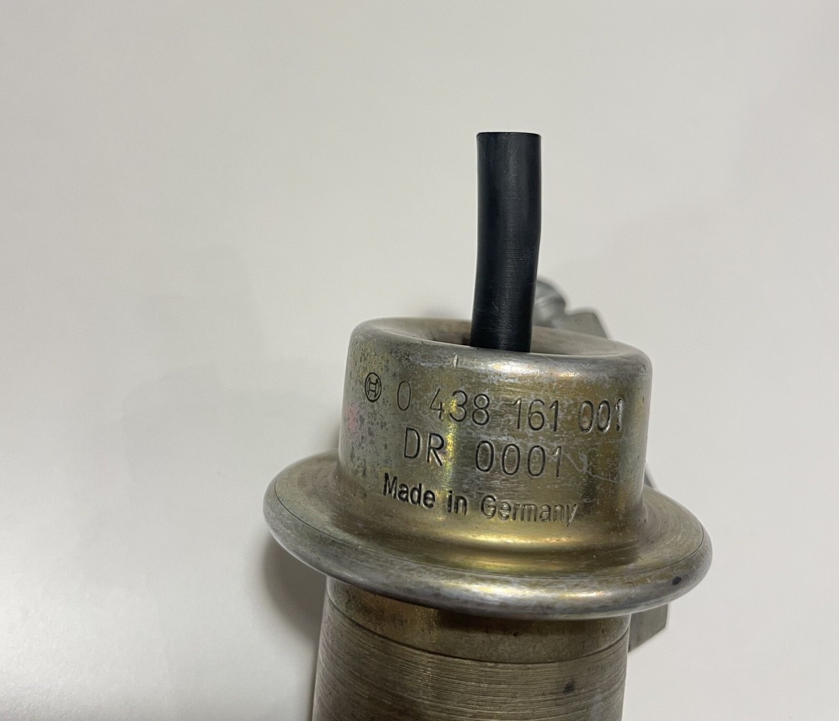 MERCEDES BENZ W124 FUEL PRESSURE REGULATOR BOSCH OEM #0438161001 