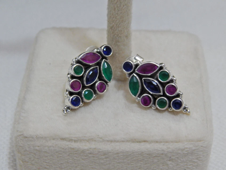 Pendiente Flor Rubí Natural, Esmeralda y Zafiro, Plata de Ley 925 Foto 3 de 4