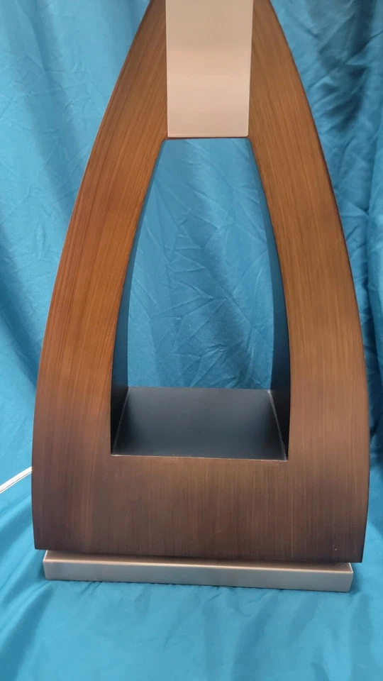 Lámpara de mesa Trina - 30", madera pecana, níquel cepillado Foto 2 de 4