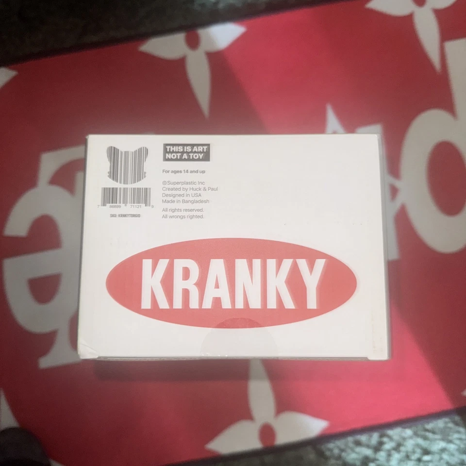 夜光绿色 SuperKranky 8 英寸高乙烯基人偶超塑料 x Sket One — 第 4/4 张图片