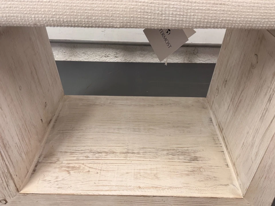 Banco pequeño Uttermost Cabana 23,5" blanco madera lavada blanca con techo acolchado # 23581 Foto 2 de 4