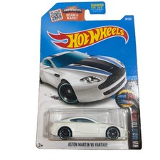 HOT WHEELS ASTON MARTIN V8 VANTAGE WHITE 56/250. Free Shipping