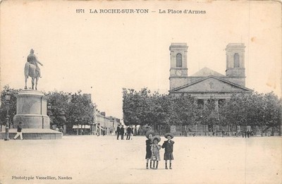 Old postcard 85 LA ROCHE SUR YON / LA PLACE D'ARMES