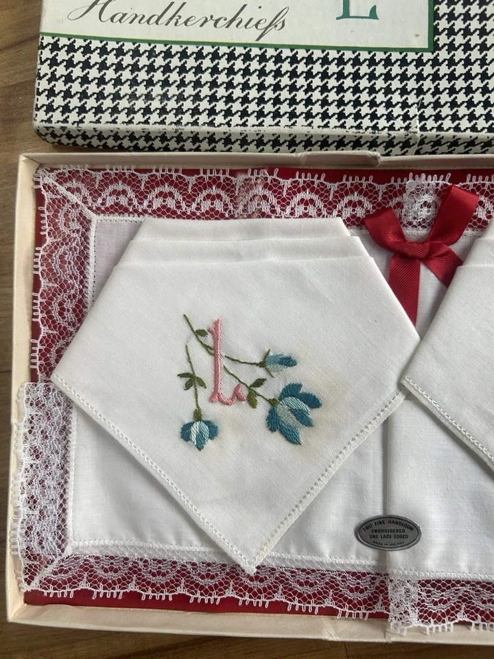 Ladies Made In Ireland Handloom Cotton Lace Hankies Initial L. Boxed. MR26265 - Image 2 of 4