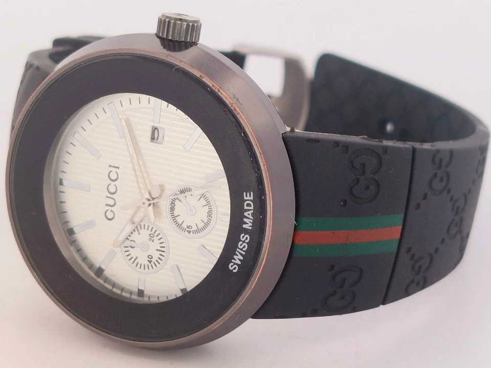 Gucci 3ATM Swiss Made 44.5mm Date Quartz Watch, Black Rubber Band - Ref. 1142 - Image 3 of 4