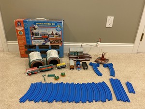 tomy thomas holiday set