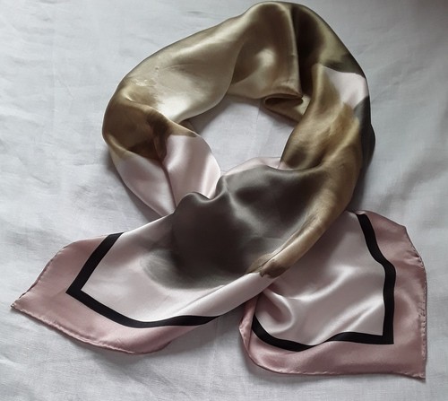 Bufanda de seda rosa 90 cm dobladillos cuadrados enrollados a mano nueva ideal REGALO - amantes de los perros - Imagen 9 de 11