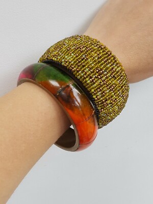 Armreifen Stapel Konvolut Arm Messing bunt Holz Samen grün Glasperlen Boho 