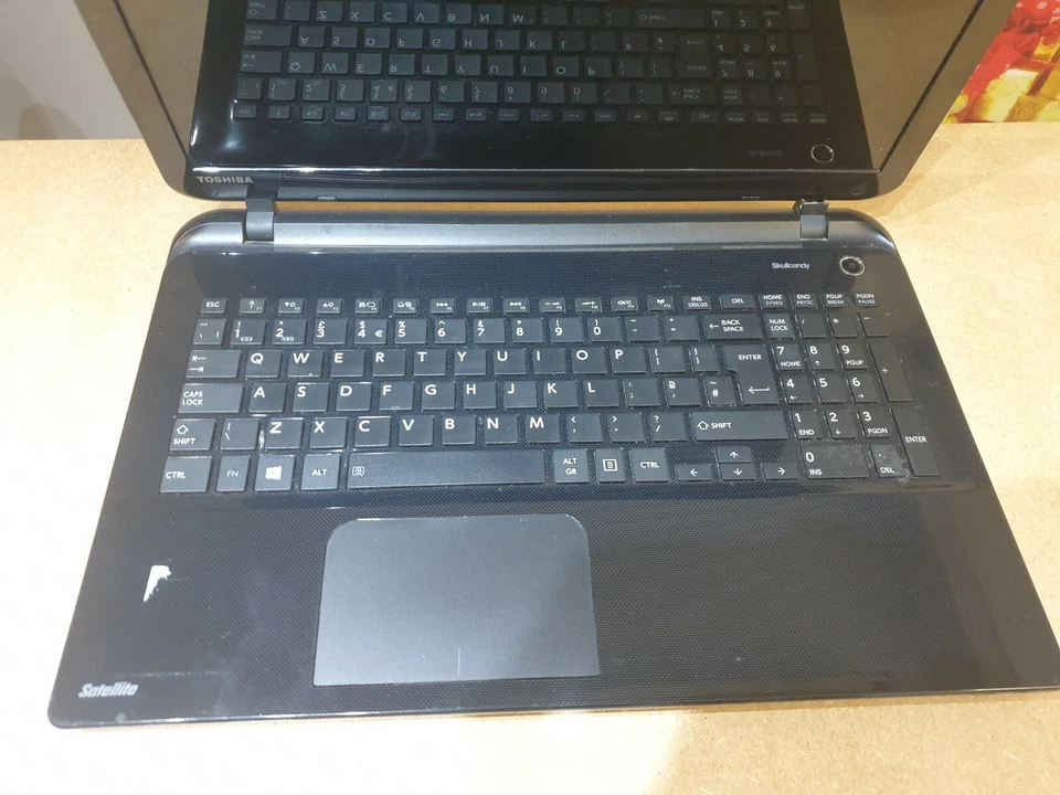 Toshiba Satellite L50D-C-150 - With Charger - Image 2 of 4
