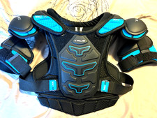 TRUE XC-9 JUNIOR MEDIUM ICE HOCKEY SHOULDER PADS , BLACK WITH BLUE ACCENTS