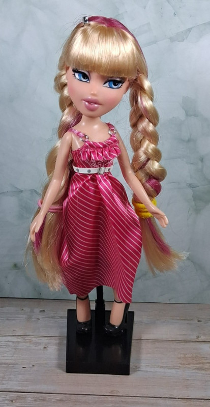 VTG 2004 BRATZ Featherageous Long Blonde Hair Pink Highlight Blue Eyes CLOE Doll