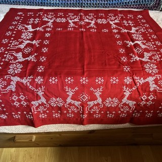Weihnachten rote Tischdecke 90x90cm Handarbeit Stickerei Rentiere Schneeflocken