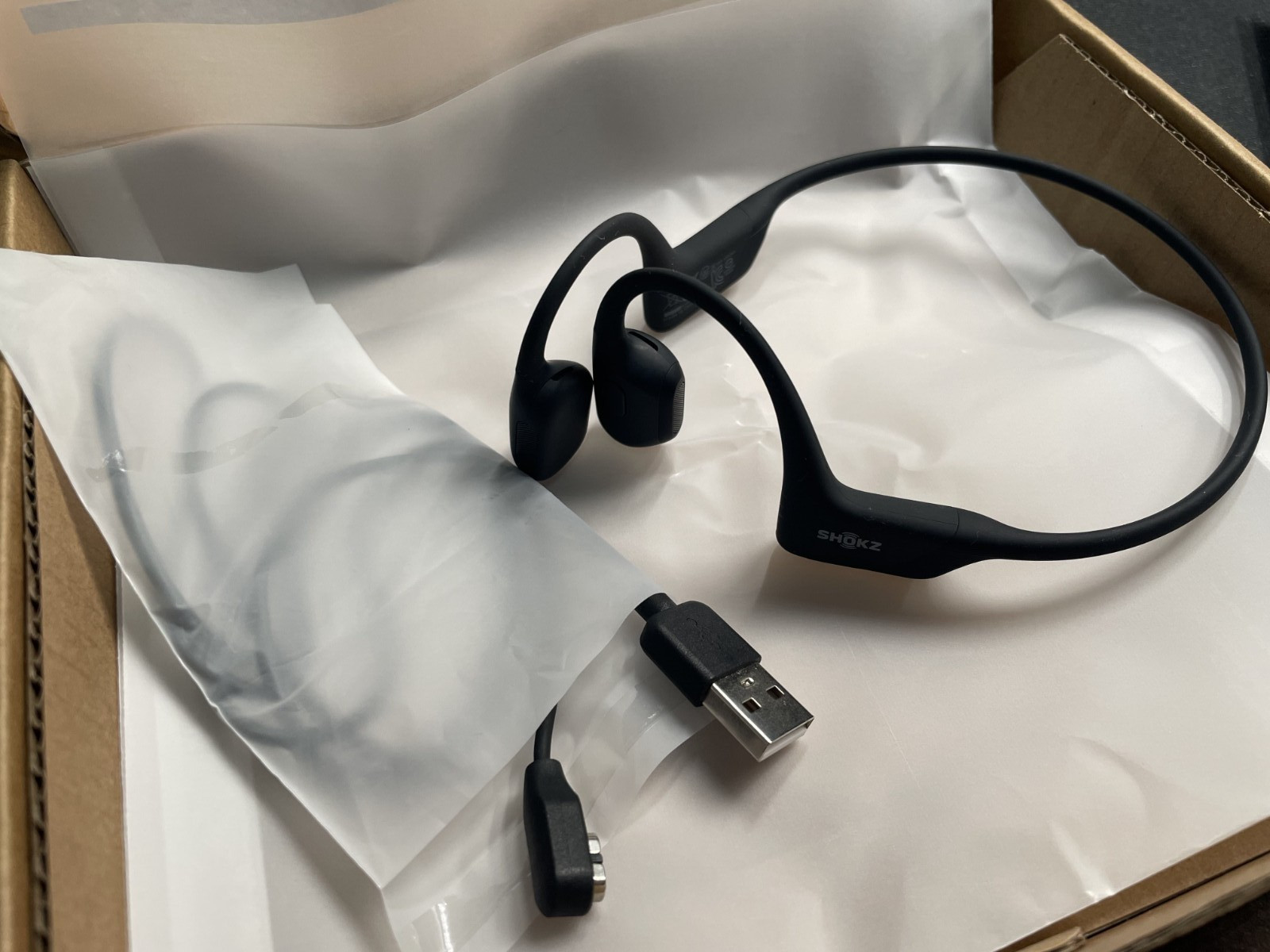 Auriculares deportivos Shokz OpenRun Pro conducción ósea oreja abierta S810 con cable negros