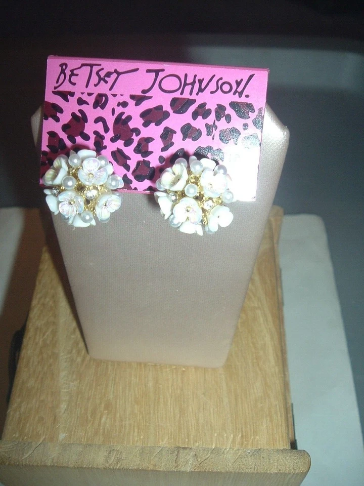 PENDIENTES PERFORADOS Betsey Johnson oro bola perlas flores cristal blanco resina-nuevos con etiquetas Foto 2 de 4