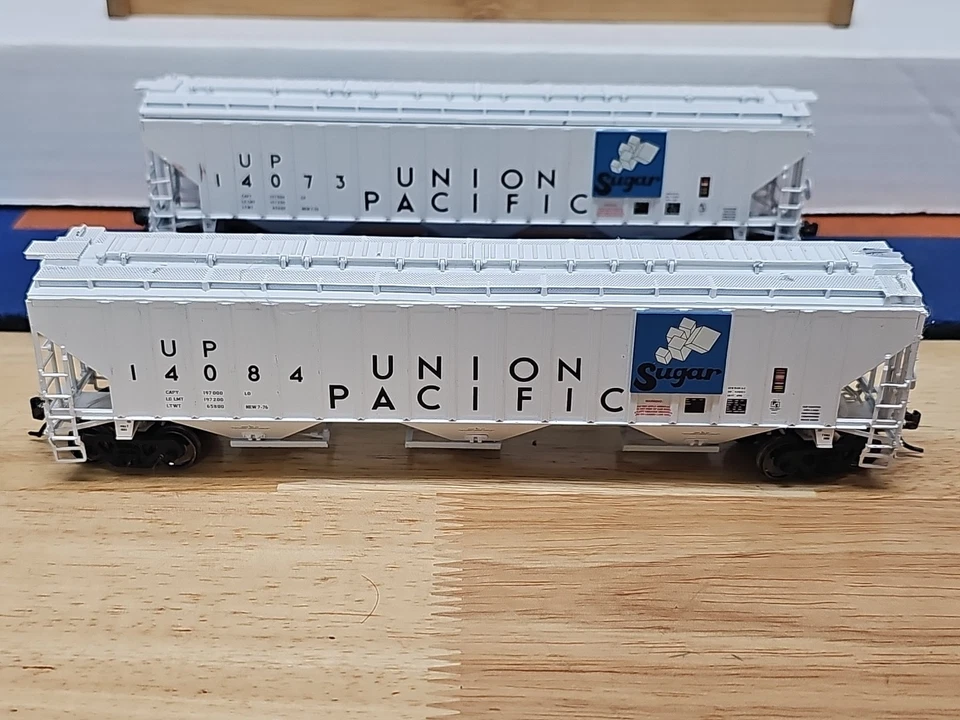 INTERMOUNTAIN 3 BAY HOPPER UNION PACIFIC SUGAR CAR  - Image 2 of 4