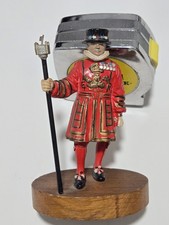 Vtg British Yeoman of the Guard BEEFEATER Resin Sculpture On Wood Base 5" Tall