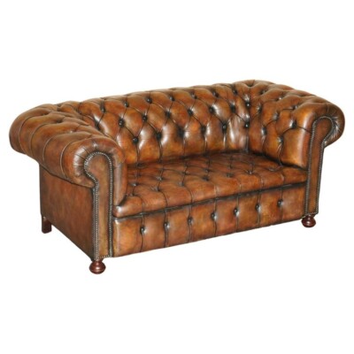 RESTAURIERTES VIKTORIANISCHES 1890 EXTRA GROSSES BEWAFFNETES CHESTERFIELD BRAUNES LEDER CLUB SOFA