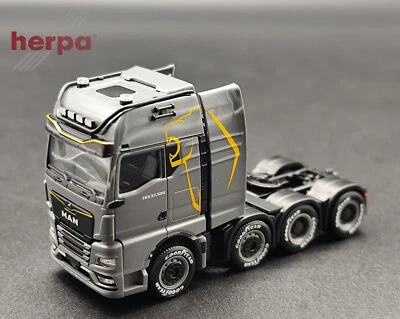 Herpa h0 1/87 - MAN TGX GX 4achs Zugmaschine, nardograu mit Löwen Dekor - 958240 - Bild 1 von 3