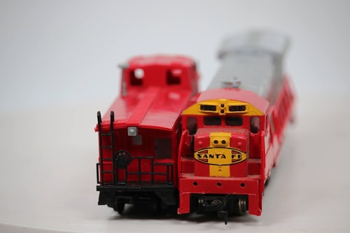 Bachmann HO scale Santa Fe 350 GE U36B diesel locomotive & Santa Fe Caboose - Picture 7 of 8