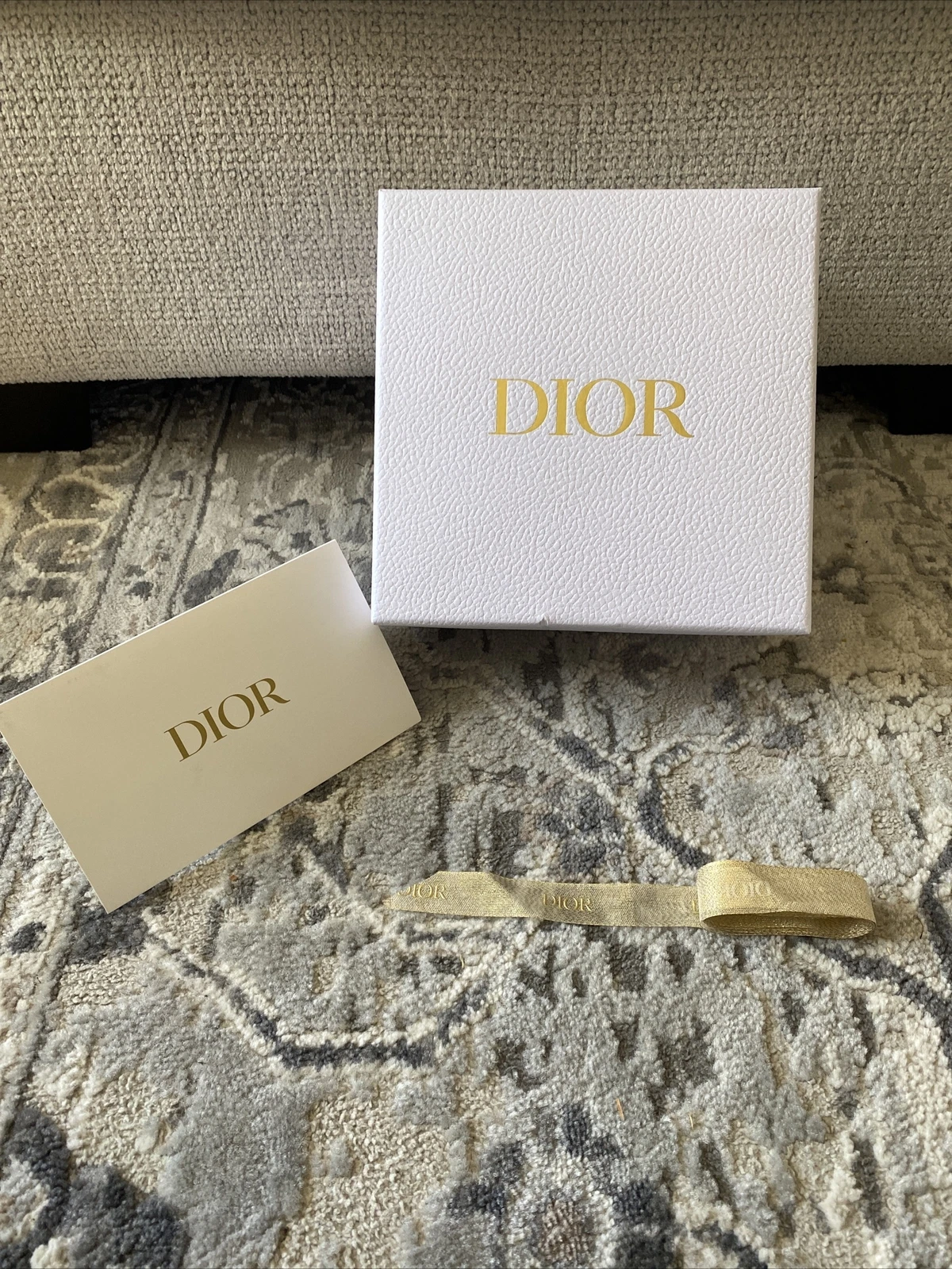DIOR 8x8x4 boîte cadeau/or/boîte à chaussures, ruban et enveloppe