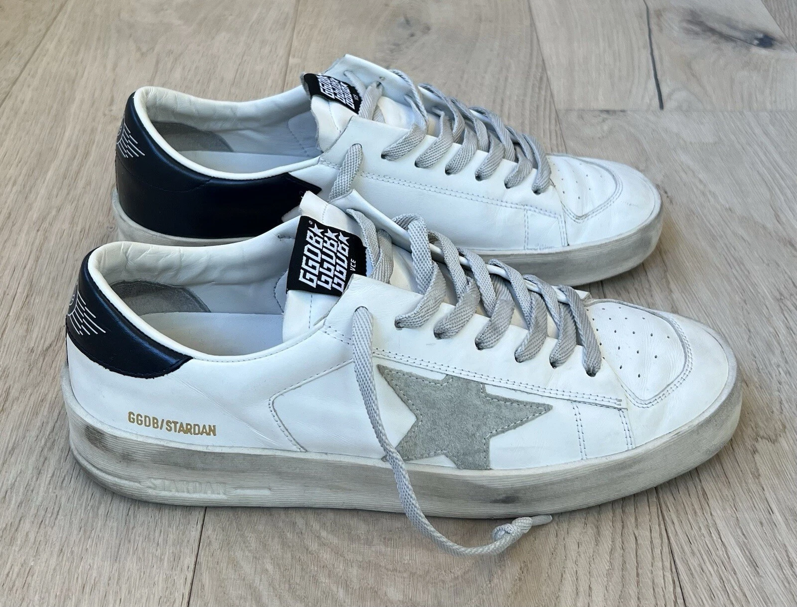 GOLDEN GOOSE Gol Goose Stardan uomo con stella in camoscio grigio ghiaccio e linguetta tacco blu navy tg42