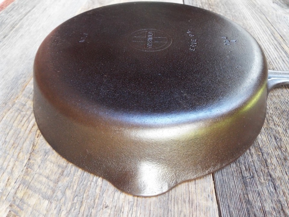 Griswold Small Logo Groove Handle 8, 101/2" Cast Iron Skillet, 704