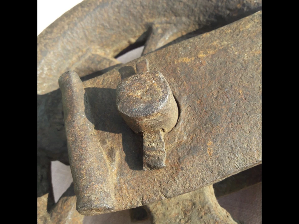 ANCIENNE ROUE DE PUITS ATTACHE EN FER FORGE DIAM 22 CM - Photo 2/4