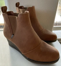 VEPOSE NEW YORK Women’s Brown Pull-On Wedge Round Toe Ankle Boots Size: 8M