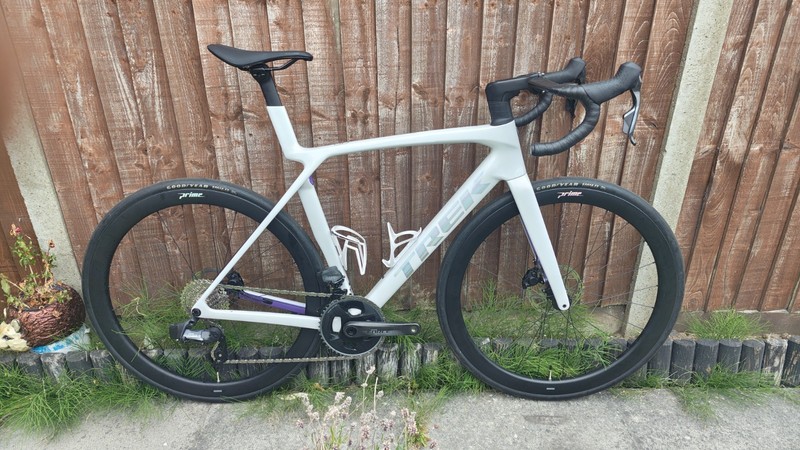 Trek Madone Gen 8 Disc Carbon Road Bike - Sram AXS - Size M/L