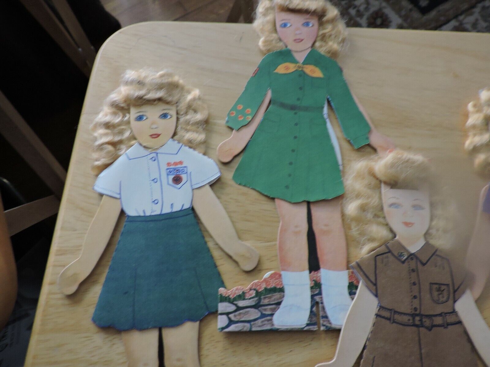 RARE/UNIQUE/VINTAGE GIRL SCOUT PAPER DOLLS OF THE WORLD, DOLLS 9 X 4.5  INCHES