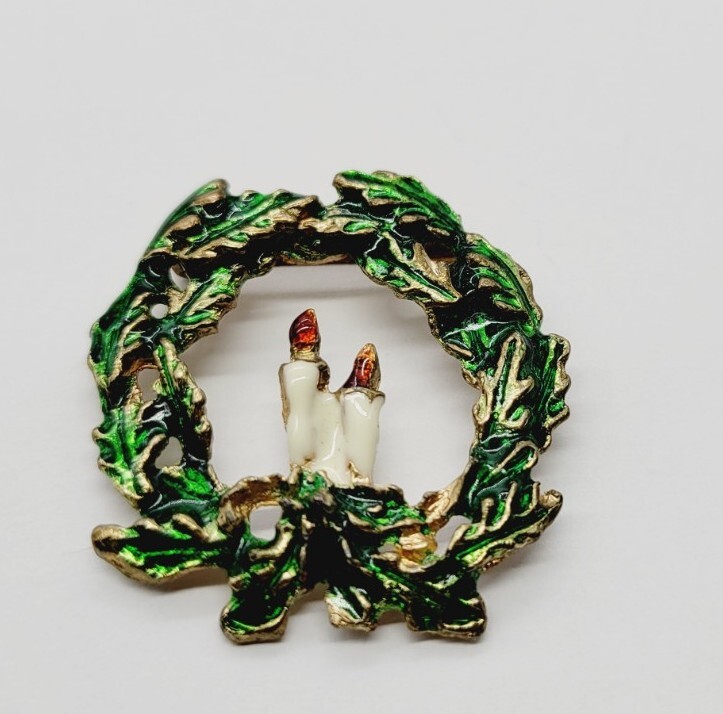 Christmas Brooch Pin Holiday Wreath Gold Tone Enamel Candle Vintage #T