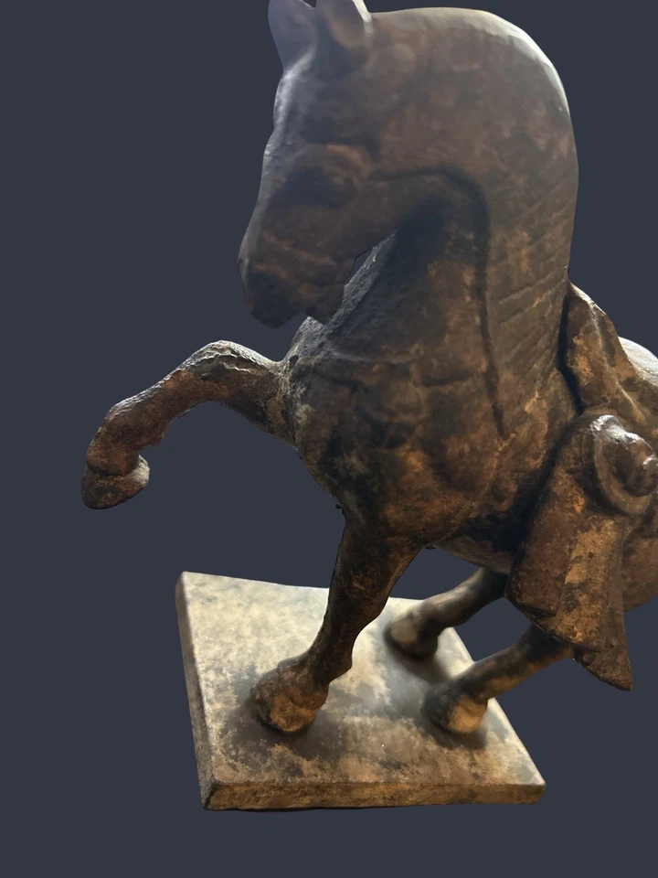 Escultura china vintage de caballo de guerra con silla de hierro de la dinastía Tang Foto 4 de 4
