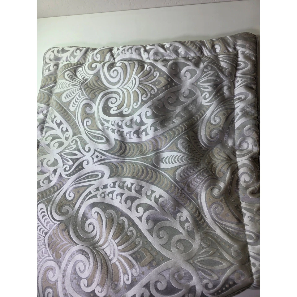 Juego de 2 fundas de almohada J QUEEN NEW YORK La Scala plateadas blancas florales KING Foto 4 de 4