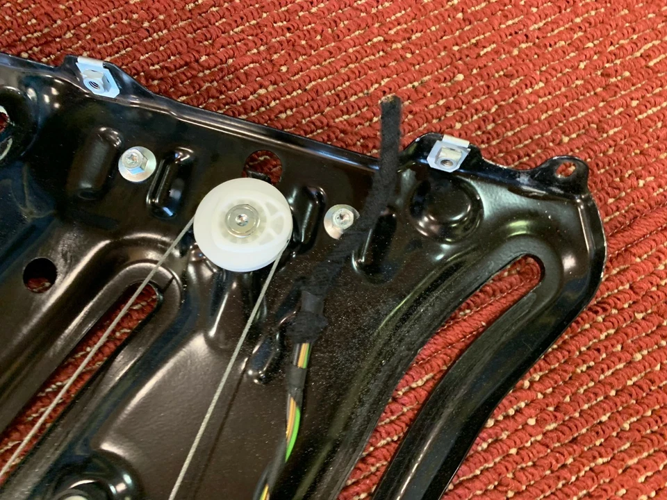 BMW F23 CONVERTIBLE REAR LEFT DRIVER SIDE WINDOW REGULATOR MOTOR UNIT OEM 33K - Image 2 of 4