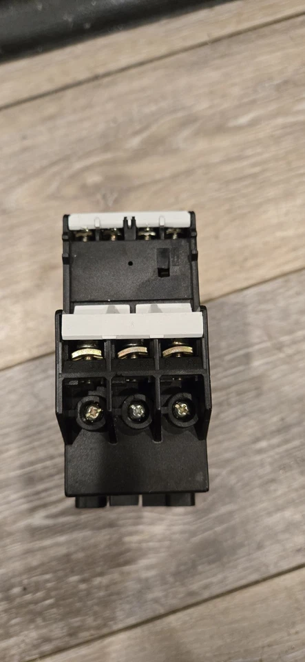 Contactor no inverso General Electric CL00A310T con contacto auxiliar BCLF01 Foto 4 de 4