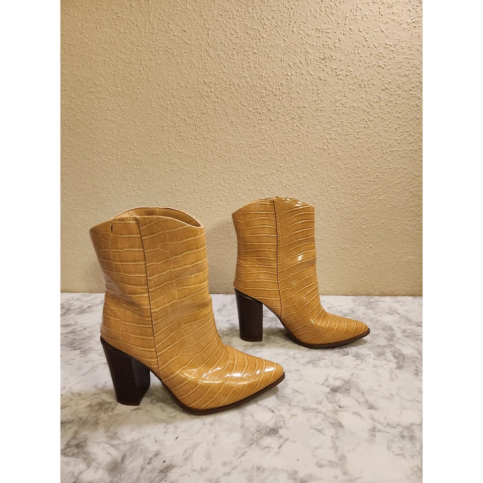 Pink Lily Women's Gold Leather Snakeskin Pointed Toe Ankle Heeled Boots Size 8 - Image 2 of 4