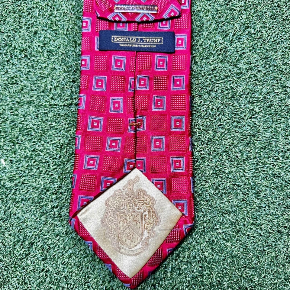 Corbata de seda roja Donald J. Trump Signature patrón geométrico 3,25" x 66" Foto 3 de 4